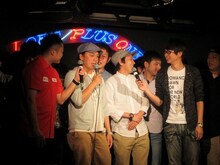 「歌ネタ王決定戦」に決勝進出したななめ45°の岡安と土谷に感想を聞くメンバーたち。