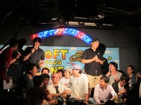 総選挙で下位に入り富士登山が決定している玉城と下池。