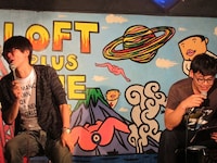 平子の部屋で、うんざりした顔を見せる永沢。