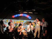 和賀枠をめぐり論争という名の和賀モジリを繰り広げたメンバーたち。