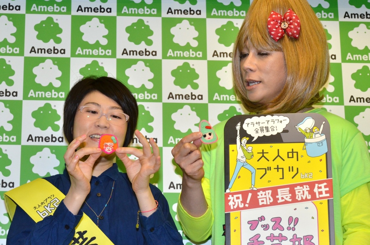自身をモチーフにして作ったニードルを披露する光浦（左）と、KABA.ちゃん（右）。