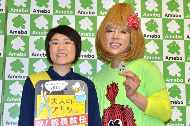 Amebaのスマートフォン向けコミュニティ「bk2」内の「ブッス！手芸部」部長に就任したオアシズ光浦（左）と、KABA.ちゃん（右）。