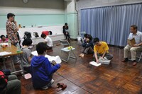 冒頭シーンの演出をつける立川志らく。