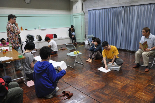 冒頭シーンの演出をつける立川志らく。