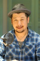 「おぎやはぎのメガネびいき」にゲスト出演するケンドーコバヤシ。