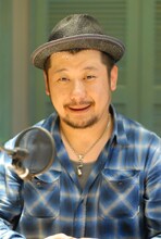 「おぎやはぎのメガネびいき」にゲスト出演するケンドーコバヤシ。