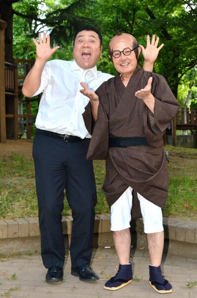 「加トザキ～突撃！隣のワケありカップル～」に出演する、加藤茶（右）と、アンタッチャブル山崎（左）。