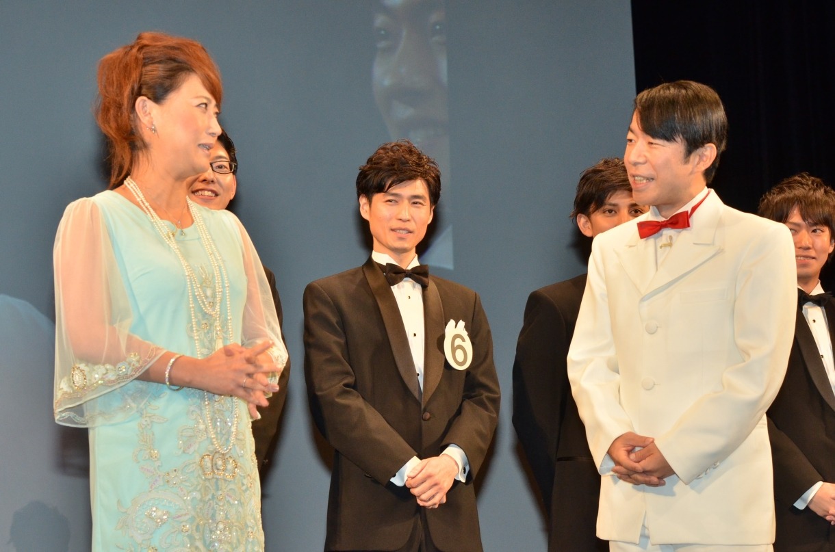 友近（手前左）と、ダンディ坂野（右）。