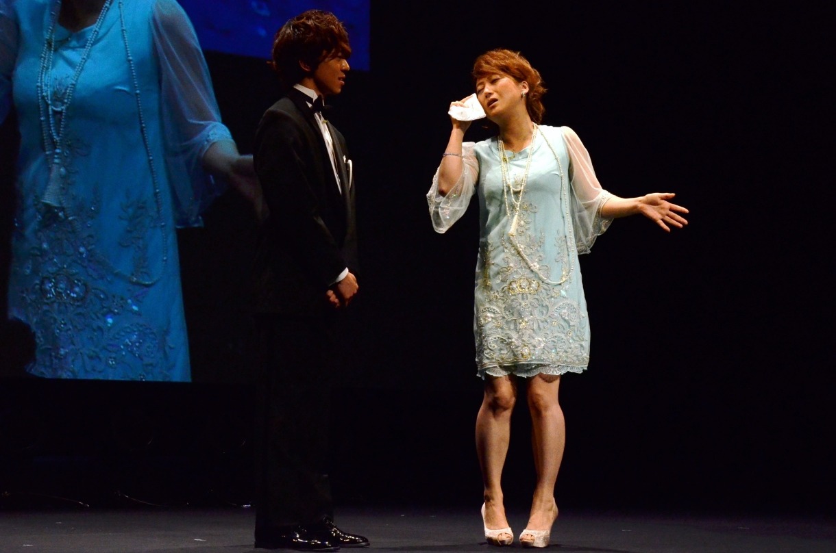 最終審査で“劇場男子”と掛け合いを繰り広げる友近（右）。