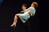 お姫様だっこをされる友近。