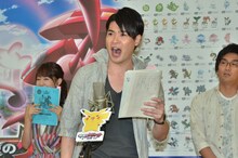 平成ノブシコブシ吉村。威勢のよいアフレコに前田敦子（後方左）も笑いをこらえきれない様子だった。