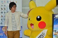 ピカチュウの着ぐるみをなでる平成ノブシコブシ徳井。