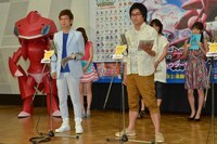 山寺宏一（手前左）と、平成ノブシコブシ徳井（手前右）。