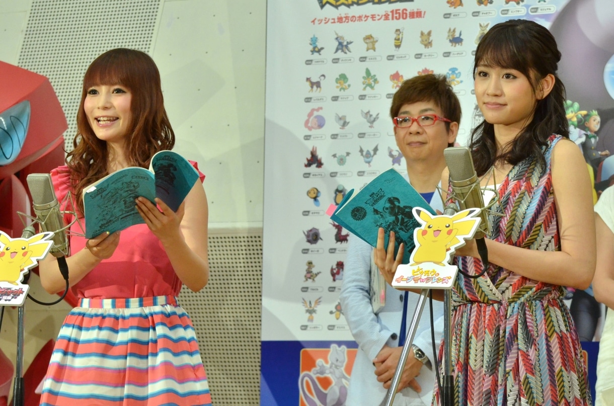中川翔子（手前左）と、前田敦子（手前右）。
