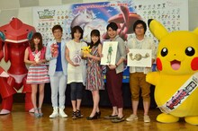 ポケモン映画のアフレコ会見に出席した（左から）中川翔子、山寺宏一、高島礼子、前田敦子、平成ノブシコブシ。着ぐるみの赤いゲノセクト（左端）と、ピカチュウ（右端）も登場した。