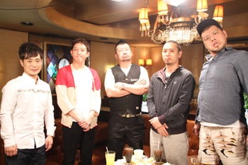 「ケンコバと男の密談」に出演する（左から）カラテカ入江、サバンナ高橋、MCのケンドーコバヤシ、千鳥・大悟、野性爆弾・川島。(c)BeeTV