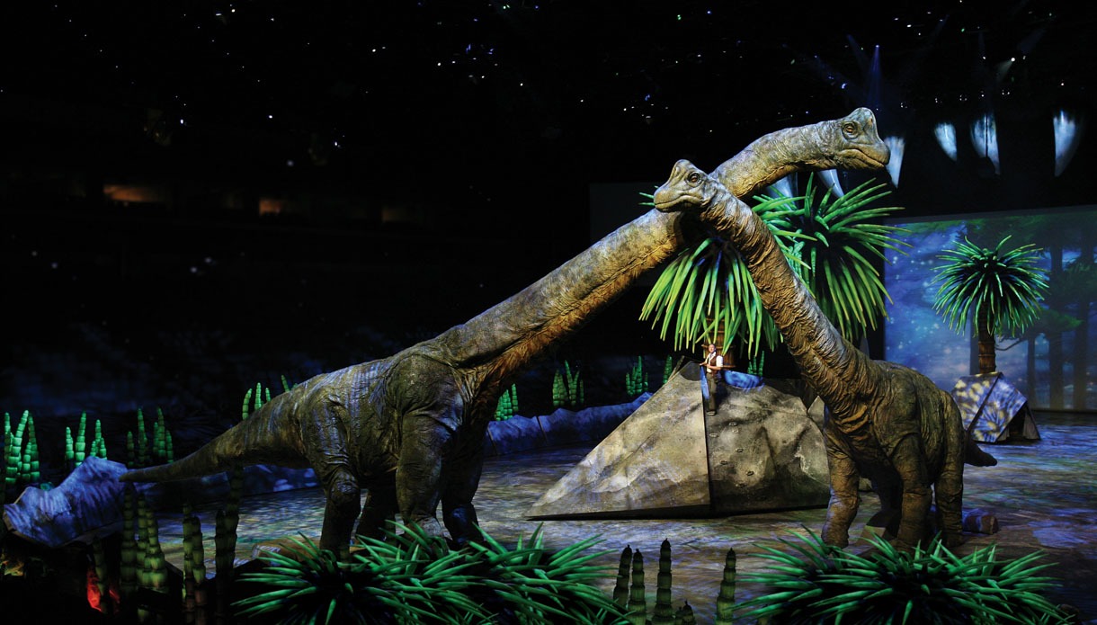 ブラキオサウルスと古生物学者ハクスリー（Photo : Joan Marcus (c) CPC 2008）