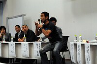 子供をあやしながらできる筋トレ方法を説明するワッキー。