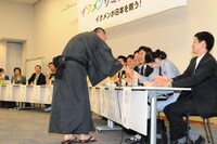 「イクメンあるある」を歌いながら1人ひとりと握手するRG。