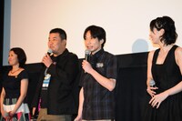 映画「樹海のふたり」の完成披露試写会の模様。
