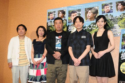 映画「樹海のふたり」の完成披露試写会で取材に応じた出演者。（左から）きたろう、烏丸せつこ、インパルス、遠藤久美子。