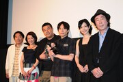 映画「樹海のふたり」の完成披露試写会の模様。