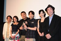 映画「樹海のふたり」の完成披露試写会の模様。