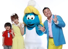 映画「スマーフ2 アイドル救出大作戦！」の日本語吹き替えを担当するアンタッチャブル山崎（右端）と、AKB48の高橋みなみ（左から2人目）、五十嵐陽向（左端）。