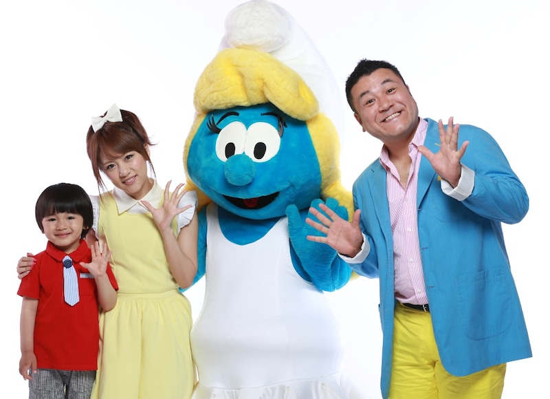 映画「スマーフ2 アイドル救出大作戦！」の日本語吹き替えを担当するアンタッチャブル山崎（右端）と、AKB48の高橋みなみ（左から2人目）、五十嵐陽向（左端）。