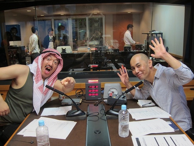 エンパレ特典のラジオ初冠番組「5GAPのドタバタ☆パレード」(MBSラジオ)収録を行った5GAP。久保田はアラブの石油王の恰好。