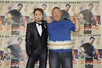 クールな男装で決めたはるな愛（左）と主人公のクリスと同じ衣装の松村邦洋。