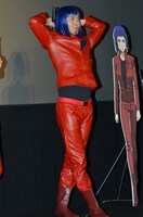 「男性ホルモン受信中」のギャグを披露するペナルティ・ワッキー。