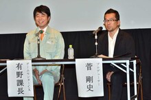 記者会見に出席した“有野課長”ことよゐこ有野（左）と、菅プロデューサー（右）。