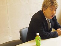 セカンドDVD製作発表記者会見に臨んだレイザーラモンRG。