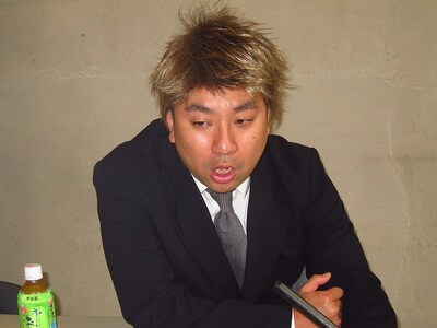 セカンドDVD製作発表記者会見に臨んだレイザーラモンRG。