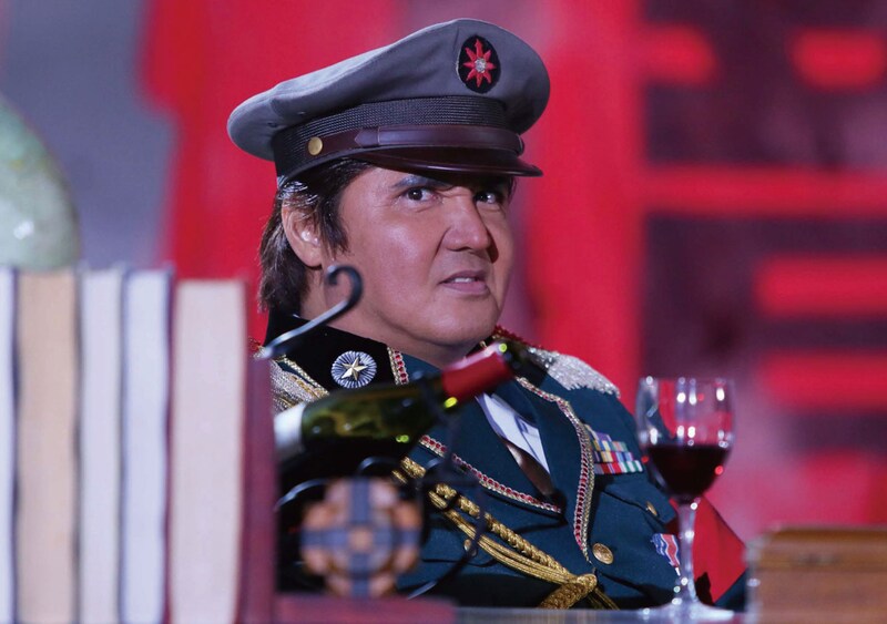 「赤い闇」を率いるボス・レッド将軍を演じる竹内力