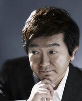 小石田純一の新宣材写真。