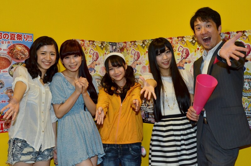 オンラインゲーム「Momoiro☆Billionaire！-ぱいろんmeets大富豪-」をPRするポテト少年団・菊地（右端）と、PASSPO☆メンバー。