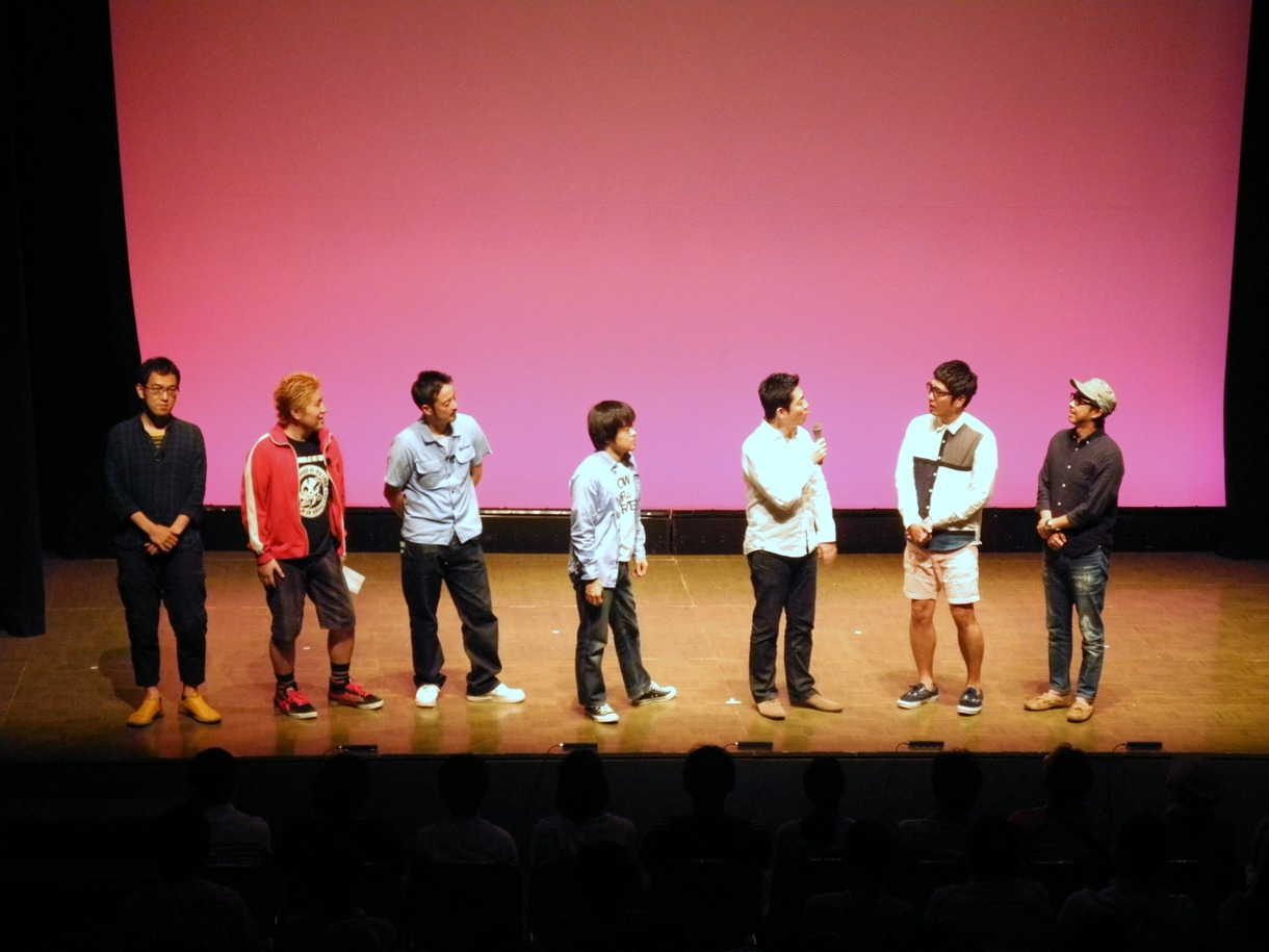 「スラッシュパイル5周年特別興行第三弾『おぎやはぎを10倍楽しく見る方法』」出演者。左から、上田誠（劇団ヨーロッパ企画主宰）、吉田豪、井上崇宏（KAMINOGE編集長）、バカリズム、高須光聖、おぎやはぎ小木、おぎやはぎ矢作。