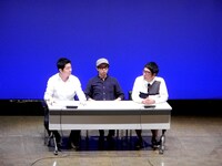 「スラッシュパイル5周年特別興行第三弾『おぎやはぎを10倍楽しく見る方法』」MCの高須光聖（左）とおぎやはぎ。