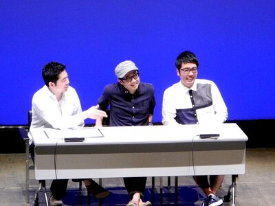 「スラッシュパイル5周年特別興行第三弾『おぎやはぎを10倍楽しく見る方法』」MCの高須光聖（左）とおぎやはぎ。