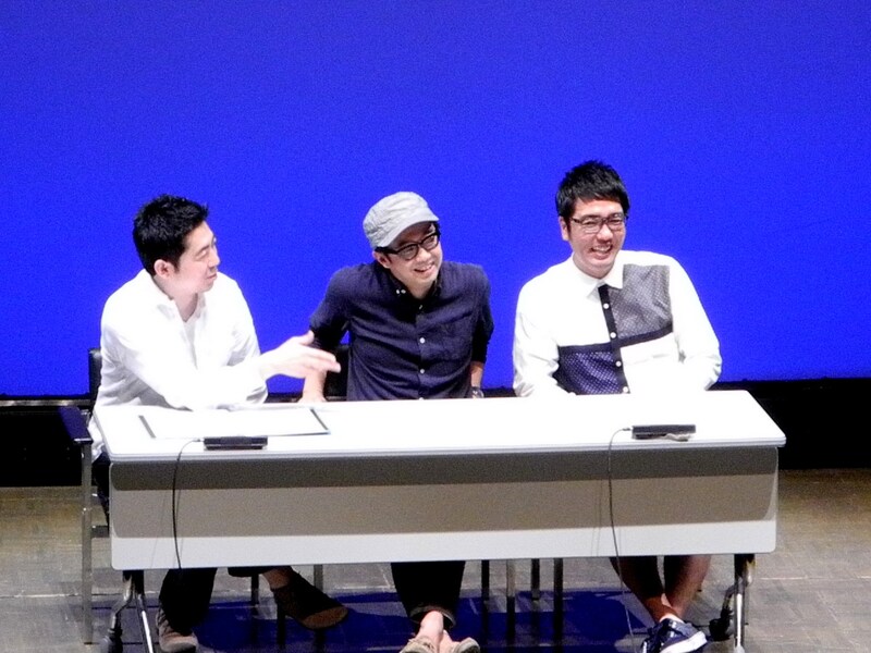 「スラッシュパイル5周年特別興行第三弾『おぎやはぎを10倍楽しく見る方法』」MCの高須光聖（左）とおぎやはぎ。