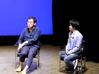 左から、上田誠（劇団ヨーロッパ企画主宰）、バカリズム。