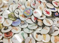 1個限定100種類のハブ缶バッジ。