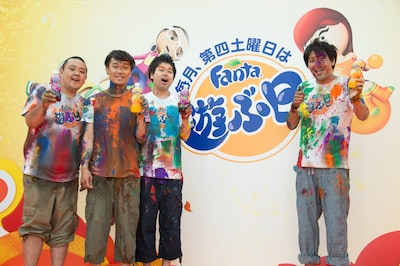 第1回「遊ぶ日」イベント「ファンタ カラフルフェス」に参加したスリムクラブ真栄田（右端）とジューシーズ。