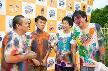 スリムクラブ真栄田（右端）と、ジューシーズ。