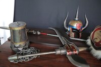 テレビCMに登場する武器などが「PlayStation Vita presents『共闘学園 開校式』」で展示される予定。