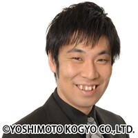 ニコニコ生放送「PlayStation Vita presents『共闘学園 開校直前スペシャル!!!!』」に出演するパンクブーブー哲夫。