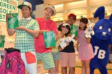 ゴルフウエアショップ「PEARLY GATES THE GREEN GOLF STORE!!」の開店記念PRイベントに登場した（左から）はんにゃ、山内鈴蘭（AKB48）、インパルス堤下、イベントでMCを務めた脊山麻理子。マスコットのJack Bunny!!（右端）も場をなごませた。