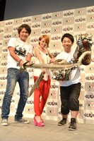 （左から）スリムクラブ真栄田、南明奈、パンクブーブー佐藤。